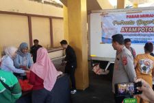 Bazar Ayam Potong Murah Polresta Bogor Kota Diserbu Warga - JPNN.com Jabar
