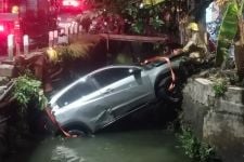 Gegara Pengemudi Mengantuk, Mobil dan Motor di Surabaya Tercebur Sungai - JPNN.com Jatim