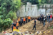 Dramatis, Begini Detik-detik Evakuasi Korban Longsor di Semarang - JPNN.com Jateng