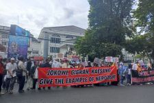 Puluhan Massa di Bandung Minta Presiden Jokowi Mundur Dari Jabatannya: Rakyat Muak, Kondisi Ruwet! - JPNN.com Jabar