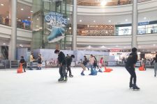 Liburan Sekolah, Wahana Ice Skating di Margocity Jadi Primadona - JPNN.com Jabar