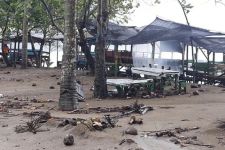 Pesisir Trenggalek Dilanda Banjir Rob, Warung & Tempat Oleh-Oleh Terdampak - JPNN.com Jatim