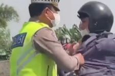 Video Cekcok Polisi Dengan Pengendara Motor Viral di Media Sosial, Begini Penjelasannya - JPNN.com Jabar