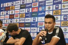 Melawan Ricky Kambuaya di Dewa United, Rachmat Irianto: Di Luar Lapangan Kami Tetap Saudara - JPNN.com Jabar