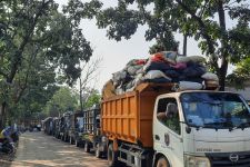Kisah Pilu Pengemudi Truk Sampah Kota Depok, Rela Menginap Demi Membuang Limbah Warga ke TPA Cipayung - JPNN.com Jabar
