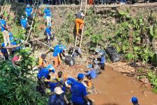 Pandawara Group: Sampah di Kali Krukut Kota Depok Padat dan Banyak - JPNN.com Jabar