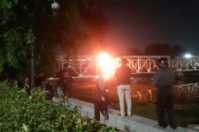 Truk Tertabrak KA Brantas di Semarang, Terseret Lalu Meledak, Api Berkobar - JPNN.com Jateng
