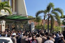 Eksekusi Rumah Mewah di Sutorejo Ricuh, Pemilik Klaim Tanda Tangannya Dipalsukan - JPNN.com Jatim