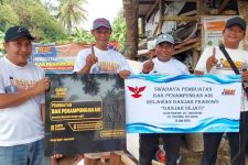 Sukarelawan Ganjar Sejati Bangun Bak Penampungan Air Bersama Petani di Kota Banjar - JPNN.com Jabar
