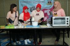Mak Ganjar Akselerasi Kemandirian Kaum Ibu Lewat Pelatihan Pembuatan Piza - JPNN.com Jabar