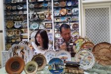Hobi Unik Dosen Ubaya, Koleksi Ratusan Piring dari 30 Negara - JPNN.com Jatim