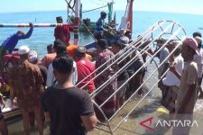 Jenazah Korban Kecelakaan Kapal di Perairan Gili Raja Sumenep Dibawa ke Situbondo - JPNN.com Jatim