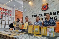 Pria di Bandung Diciduk Gegara Mengedarkan Ganja Seberat 2 Kg di Perkantoran - JPNN.com Jabar