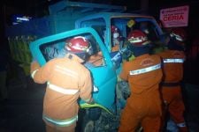 Mengantuk, Sopir Truk Terjepit Kemudi Setalah Menabrak Pohon di Wonokromo - JPNN.com Jatim