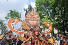 Saksikan Kirab Budaya Asia Afrika Festival, Ribuan Warga Bandung Tumpah Ruah di Jalan Raya - JPNN.com Jabar