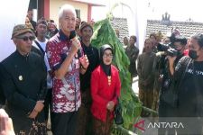 Momen Ganjar Bersama Petani Tembakau di Lereng Gunung Merapi-Merbabu Boyolali - JPNN.com Jateng