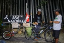 Momen Warga Malang Singgah di GBT Disambut Keakraban Bonek  - JPNN.com Jatim