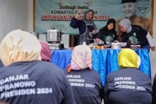 Kowarteg Ganjar Beri Pelatihan Pembuatan Kue Brownies Kukus Mak-Mak di Jombang - JPNN.com Jatim