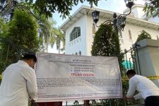 Gedung Grha Wismilak Dipasangkan Garis Polisi & Banner Penyitaan - JPNN.com Jatim