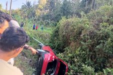 Mobil Pelajar di Gunungkidul Terperosok ke Jurang Sedalam 2 Meter - JPNN.com Jogja
