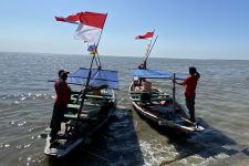 Ratusan Nelayan Surabaya Ikuti Upacara Bendera di Tengah Laut - JPNN.com Jatim