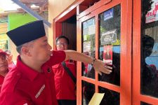 Eri Cahyadi Kenalkan Ganjar Pranowo dengan Tempel Stiker di Rumah Warga - JPNN.com Jatim