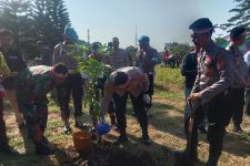 Ikut Arahan Polri, Polrestabes Bandung Tanam 1.500 Bibit Pohon di Kawasan Sport Jabar - JPNN.com Jabar
