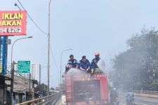 Kurangi Polusi Udara, BPBD Kota Tangerang Semprot Jalan - JPNN.com Banten