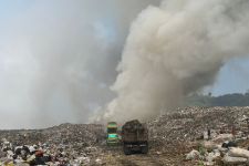 Penanganan Kebakaran Sampah di TPA Sarimukti Jadi Tugas Pertama Bey Machmudin - JPNN.com Jabar