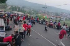 Truk Tangki Muatan Air Tabrak Peserta Karnaval di Pacet, 2 Orang Tewas - JPNN.com Jatim