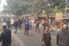 Dua Kelompok Masyarakat Terlibat Bentrok di Jalan Raya KSU Depok - JPNN.com Jabar