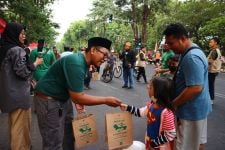 LDII Jatim Bagikan 5.000 Bibit Tanaman Kepada Pengunjung CFD Taman Bungkul  - JPNN.com Jatim