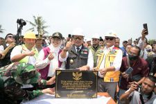 Ridwan Kamil Pastikan Jembatan Walahar Rampung Desember 2023 - JPNN.com Jabar