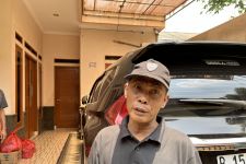 Disaksikan Sang Ayah, Rifki Aziz Ramadhan Peragakan Detik-detik Dirinya Menghabisi Nyawa Sang Ibu - JPNN.com Jabar