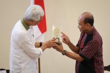 Ganjar Terima Replika Tongkat Uskup Agung, Maknanya Dalam - JPNN.com Jateng