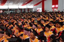 1.876 Wisudawan Untag Surabaya Diajak Hidup Berkonsep Keberlanjutan - JPNN.com Jatim