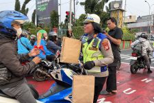 Polwan Depok Berikan Masker Hingga Makanan untuk Pengendara di Jalan Margonda - JPNN.com Jabar