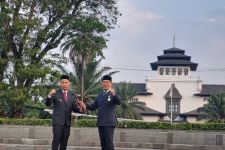 Akhiri Tugas Sebagai Gubernur Jabar, Ridwan Kamil Serahkan Kujang Pusaka ke Bey Machmudin - JPNN.com Jabar