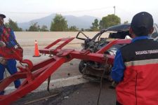 Mobil Sekretariat DPRD Pesisir Barat Kecelakaan di Tol Bakter, 1 Orang Tewas 4 Orang Dirawat  - JPNN.com Lampung