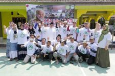 Santri Dukung Ganjar Beri Bantuan dan Kerja Bakti Renovasi Ponpes di Subang - JPNN.com Jabar