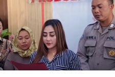 Luluk Sofiatul Jannah, Istri Polisi yang Bentak Siswi Magang Menangis Minta Maaf - JPNN.com Jatim