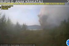 Gunung Anak Krakatau Erupsi pada Siang Ini - JPNN.com Banten