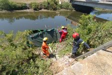 Kronologi Odong-Odong Tercebur Sungai Sebabkan 5 Penumpang Patah Tulang - JPNN.com Jatim