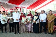Jokowi Bagi-Bagi Bansos untuk Masyarakat Cilegon - JPNN.com Banten