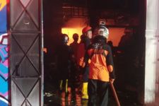 Kamis Tengah Malam, Ruko Dua Lantai di Solo Kebakaran - JPNN.com Jateng