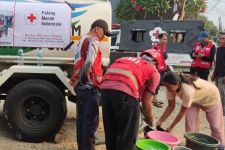 PMI Depok Salurkan 15 Ribu Liter Air Bersih Untuk 3.236 Warga yang Terdampak Kekeringand - JPNN.com Jabar