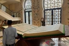 Alquran Raksasa Dipajang di Masjid Sheikh Zayed Solo, Persembahan dari Presiden Jokowi - JPNN.com Jateng