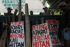 Perhutani Didemo Aktivis Lingkungan Soal Perusakan Hutan Lindung Mendiro - JPNN.com Jatim
