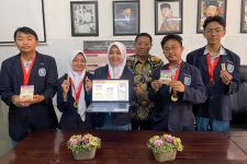 Siswa SMAN 5 Surabaya Raih Emas di Ajang Internasional, Kalahkan 35 Negara - JPNN.com Jatim