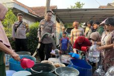 Polsek Bojongsari Distribusikan 8 Ribu Liter Air Besih Untuk Warga yang Terdampak Kekeringan - JPNN.com Jabar